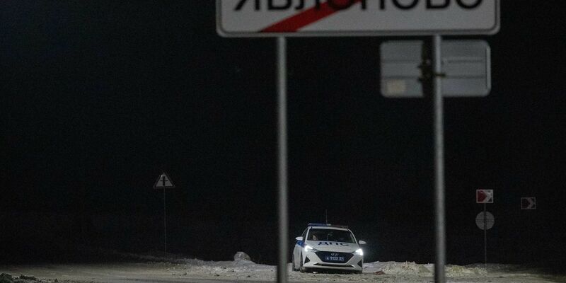 In der Nähe der Absturzstelle des russischen Militärtransportflugzeugs in der Nähe von Jablonowo in der Grenzregion Belgorod ist ein Polizeifahrzeug im Einsatz. - Foto: Alexander Zemlianichenko Jr/XinHua/dpa