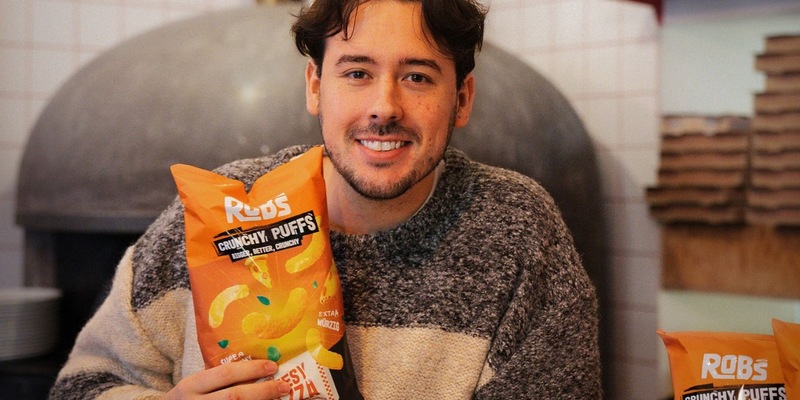 ROB's Crunchy Puffs Cheesy Pizza: YouTuber CrispyRob wird für Kaufland zum Pizzabäcker - Foto: presseportal.de