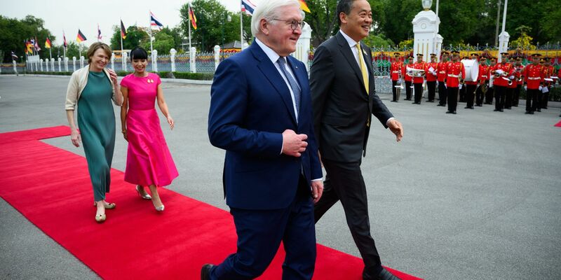 Bundespräsident Frank-Walter Steinmeier und seine Frau Elke Büdenbender (l) werden von Thailands Premierminister Srettha Thavisin und dessen Frau Pakpilai Thavisin am Government House in Bangkok begrüßt. - Foto: Bernd von Jutrczenka/dpa