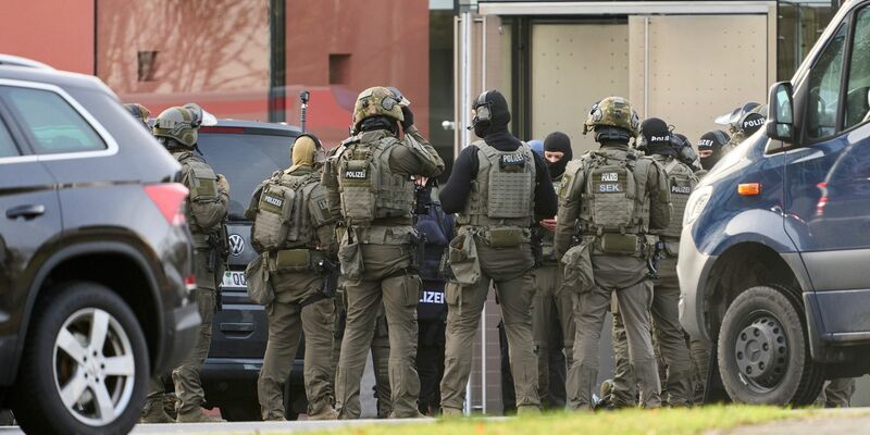 Einsatzkräfte entdeckten den mutmaßlichen Täter schwer verletzt. - Foto: Sascha Ditscher/dpa