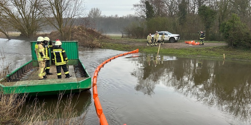 FF Goch: Verunreinigung der Niers: Feuerwehr bringt Ölsperren aus - Foto: presseportal.de