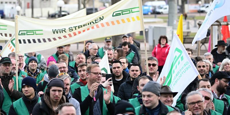 Eine GDL-Kundgebung auf dem Schloßplatz in Stuttgart. - Foto: Bernd Weißbrod/dpa