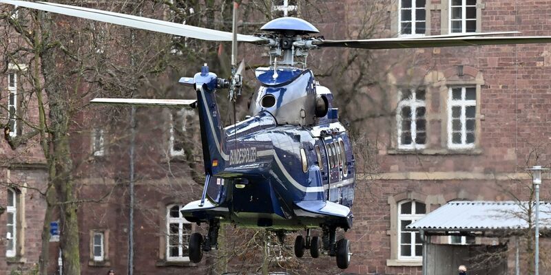 Bei der Razzia gegen die Reichsbürger-Szene war die Polizei auch mit einem Hubschrauber im Einsatz (Archivbild). - Foto: Uli Deck/dpa