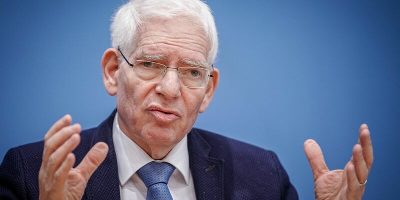 Der Präsident des Zentralrats der Juden, Josef Schuster, berichtet, dass seit dem 7. Oktober weniger jüdische Menschen in Deutschland Gottesdienste besuchen würden. - Foto: Kay Nietfeld/dpa