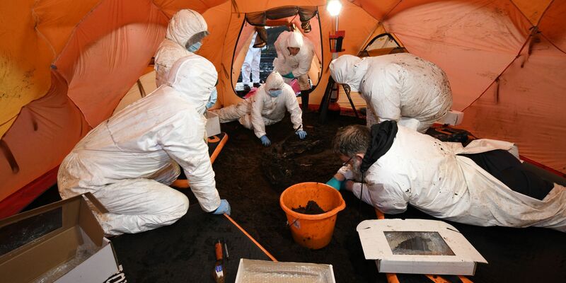 Die Überreste eines Jungen, der etwa 500 vor Christus starb. - Foto: Police Service Of Northern Irela/PA Media/dpa