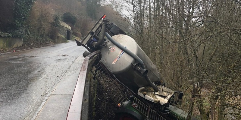 POL-PDWIL: Traktor mit Güllefass stürzt in die Tiefe - Foto: presseportal.de