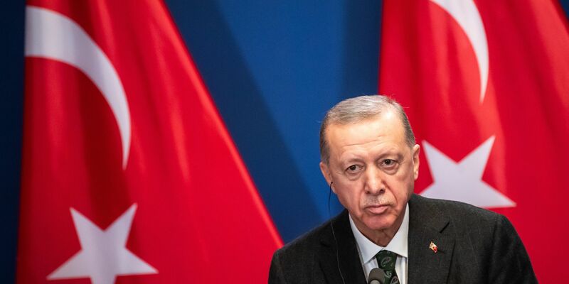Der türkische Präsident Recep Tayyip Erdogan stimmt dem Nato-Beitritt Schwedens zu. - Foto: Marton Monus/dpa