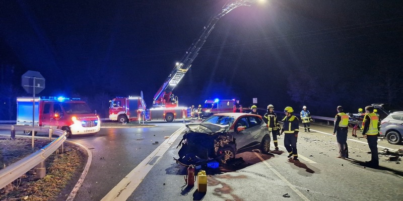 FW VG Westerburg: ECall Fahrzeug-Notrufsystem meldet Unfall - Drei Personen bei Zusammenstoß auf der L-288 bei Westerburg verletzt - Foto: presseportal.de