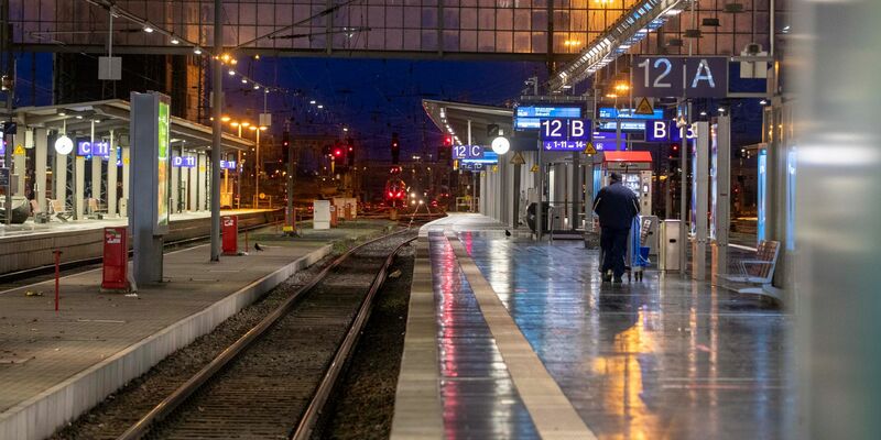 Auf Deutschlands Schienen herrscht über das Wochenende Stillstand. - Foto: Helmut Fricke/dpa