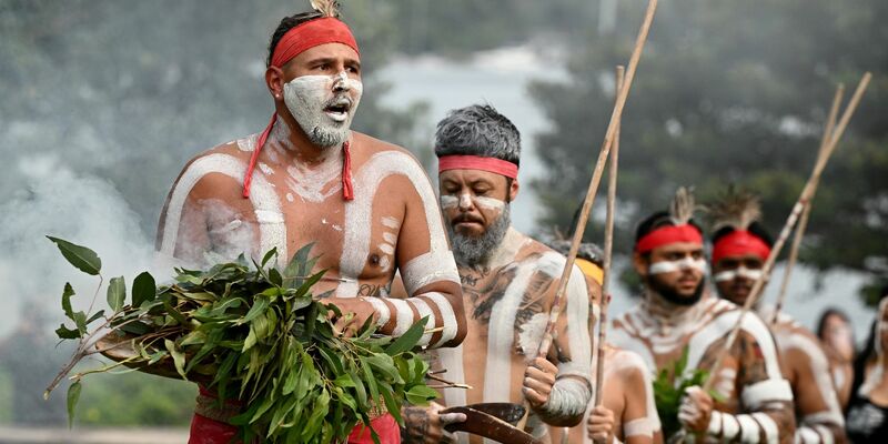 Vielerorts feiern Indigene ihre Kultur mit Tänzen und Gesängen. - Foto: Dan Himbrechts/AAP/dpa