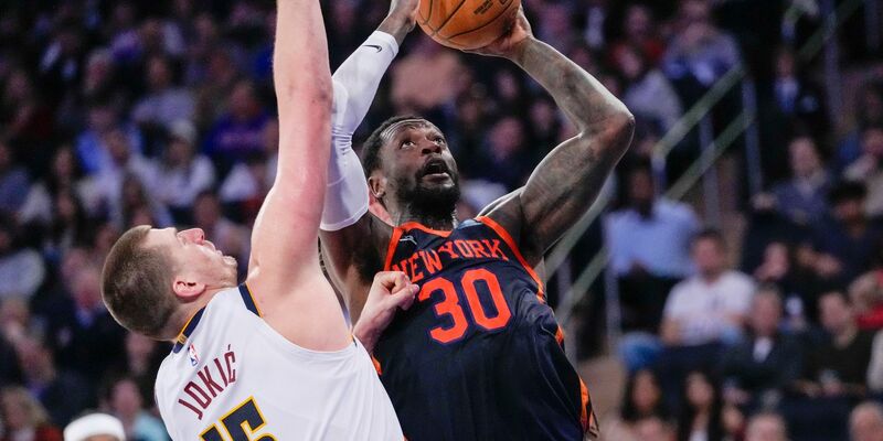 New York Knicks-Forward Julius Randle (30) zieht zum Korb gegen Denver Nuggets-Center Nikola Jokic (15). - Foto: Mary Altaffer/AP