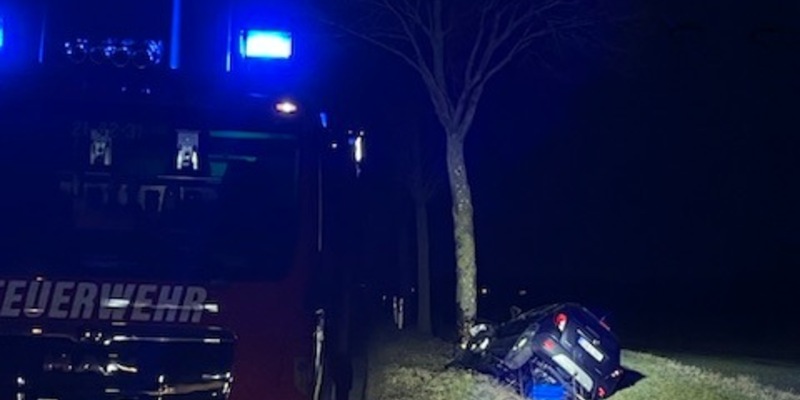POL-HI: Pkw gegen Baum - eine Person leicht verletzt - PKW Totalschaden - Foto: presseportal.de