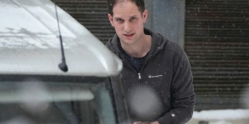 Evan Gershkovich wird aus dem Lefortowsky-Gericht eskortiert. - Foto: Alexander Zemlianichenko/AP