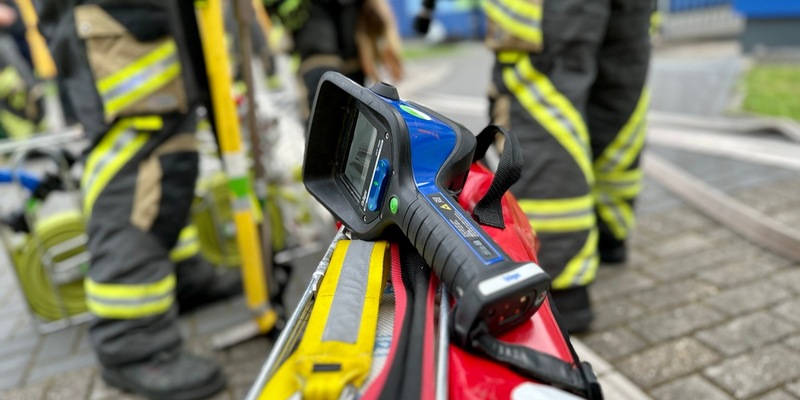 FW Hünxe: Feuer an einem Baum - Schnelles Eingreifen eines Passanten verhinderte Schlimmeres - Foto: presseportal.de