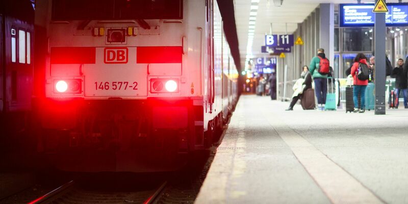 Bei Zugausfällen infolge von Streiks oder Warnstreiks können sich Fahrgäste den gesamten Ticketpreis zurückholen. - Foto: Julian Stratenschulte/dpa