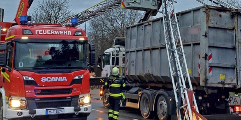 FW-M: Ladekran noch ausgefahren (Waldperlach) - Foto: presseportal.de