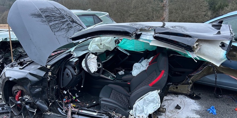 POL-PPWP: Unfall endet mit zwei Schwerverletzten - Foto: presseportal.de