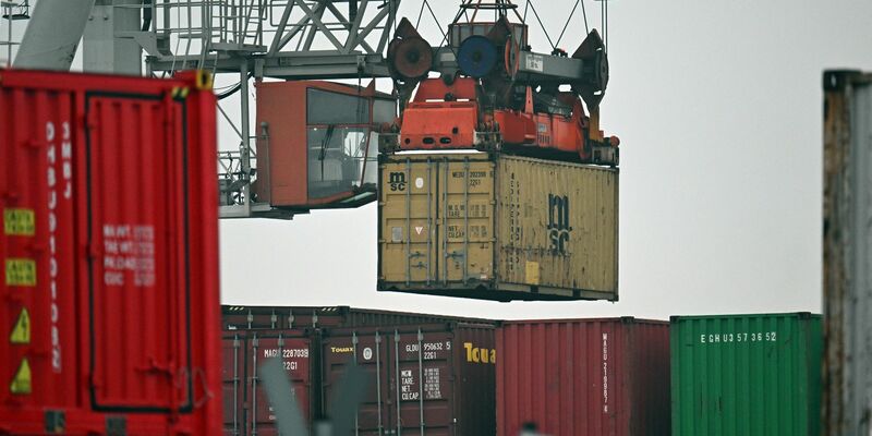 Im Duisburger Hafen werden Container verladen. - Foto: Federico Gambarini/dpa