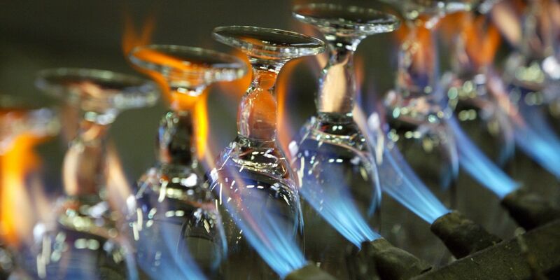 Eine Produktionslinie für Biergläser der Ritzenhoff AG im sauerländischen Marsberg. - Foto: Bernd Thissen/dpa