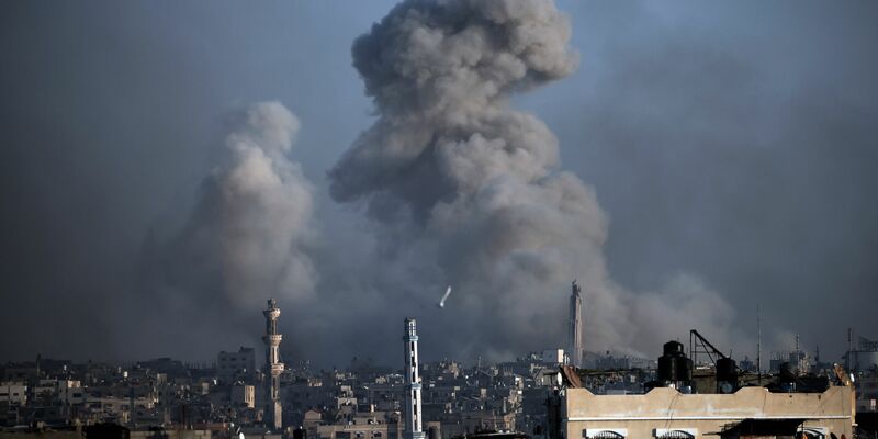 Chan Junis  wird von israelischen Bombardierungen getroffen. - Foto: Mohammed Dahman/AP/dpa
