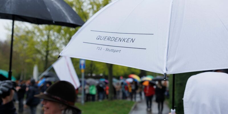 Ballweg gilt als Gründer der sogenannten Querdenken-Bewegung. - Foto: Julian Rettig/dpa