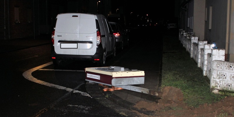 POL-REK: 240126-3: Zigarettenautomat aus dem Boden gerissen - Foto: presseportal.de