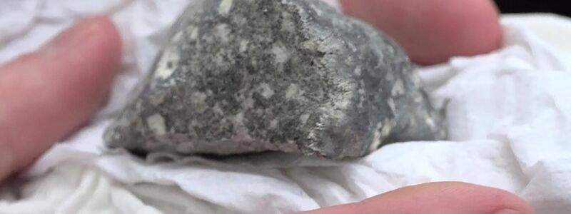 Ein mutmaßliches Meteoritenteil wurde von Meteortitensuchern auf einem Feld bei Ribbeck gefunden. - Foto: Cevin Dettlaff/dpa