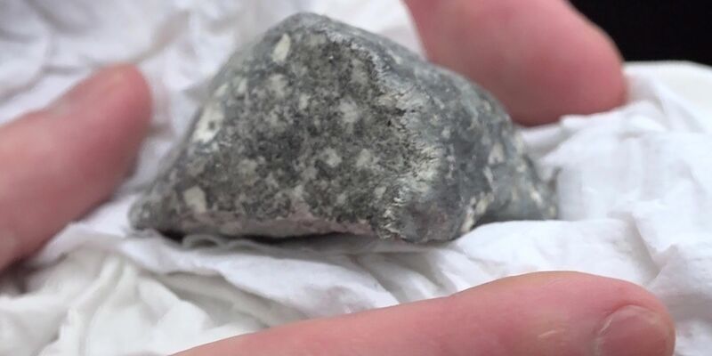 Ein mutmaßliches Meteoritenteil wurde von Meteortitensuchern auf einem Feld bei Ribbeck gefunden. - Foto: Cevin Dettlaff/dpa