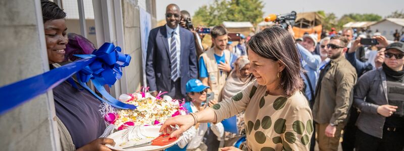 Außenministerin Annalena Baerbock eröffnet bei ihrem Besuch in der Flüchtlingssiedlung Gorom einen Rückzugsraum für Frauen. - Foto: Michael Kappeler/dpa
