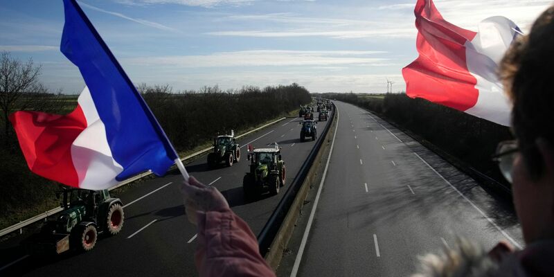 Bauern auf einer Autobahn bei Argenteuil. Mehrere Bauernverbände haben zu landesweiten Protesten gegen Löhne, Steuern und Vorschriften aufgerufen und kündigten an, Paris am Montag mit Traktorbarrikaden und Fahrverboten einzukreisen. - Foto: Christophe Ena/AP/dpa