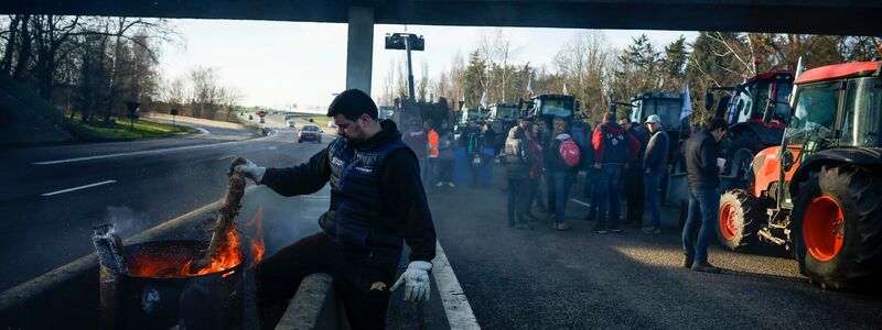 Landwirte blockieren eine Autobahn in der Nähe von Ableiges, nördlich der französischen Hauptstadt. - Foto: Thomas Padilla/AP/dpa
