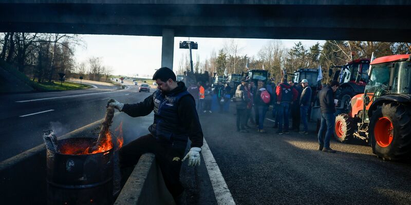 Frankreichs Regierung hat den Landwirten angesichts sich ausweitender Proteste weitreichende Hilfszusagen gemacht. - Foto: Thomas Padilla/AP/dpa