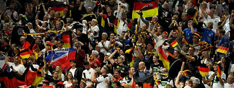 Knapp 20.000 Zuschauer machten aus der Kölner Arena einen Hexenkessel. - Foto: Tom Weller/dpa