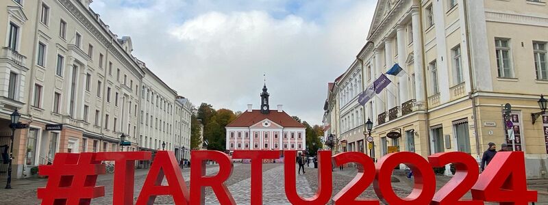 Der Schriftzug «#Tartu2024» ist in Großbuchstaben für die Europäische Kulturhauptstadt 2024 auf dem Rathausplatz in Tartu aufgestellt. - Foto: Alexander Welscher/dpa