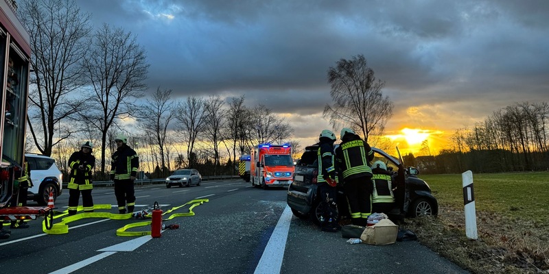 FW Marienheide: Verkehrsunfall auf der L306 in Marienheide-Müllenbach - Foto: presseportal.de