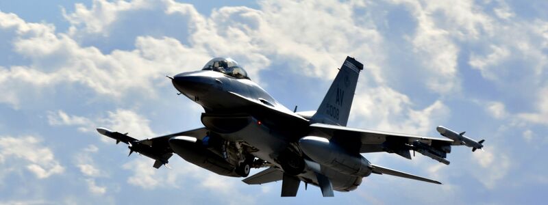 Die F-16 ist in der Lage, auch in extrem niedriger Höhe und bei jedem Wetter zu fliegen. - Foto: Staff Sgt. Heather Ley/U.S. Air Force/AP/dpa