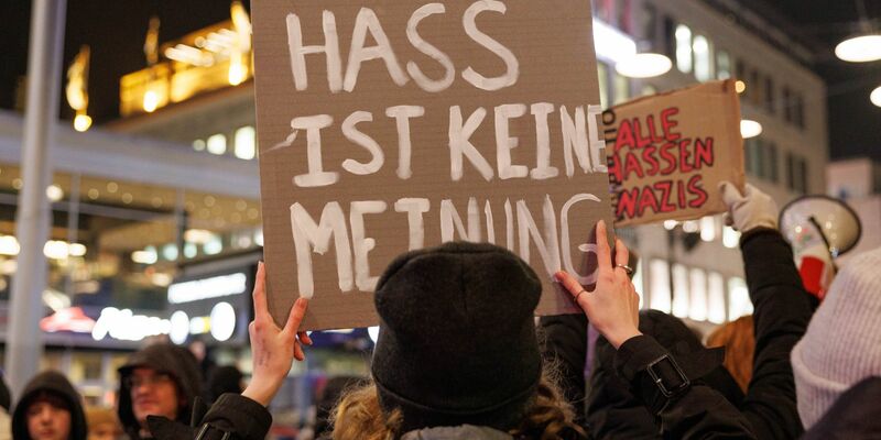 Am vergangenen Wochenende haben sich nach Angaben des Bundesinnenministeriums mehr als 900.000 Menschen an Demonstrationen gegen rechts beteiligt. - Foto: Friso Gentsch/dpa