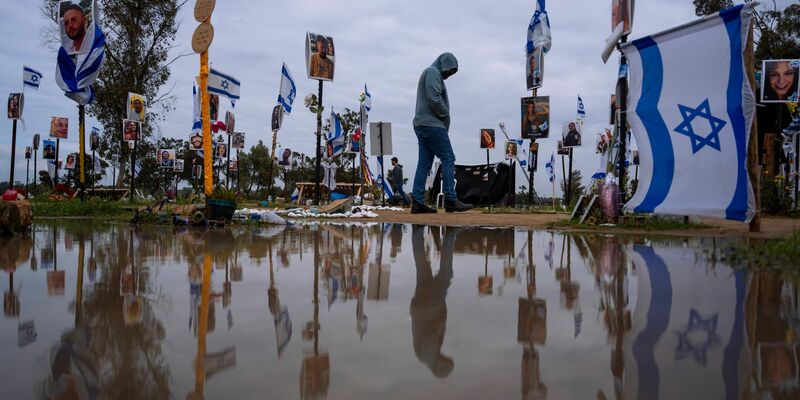 Israelis besuchen den Ort, an dem am 7. Oktober 2023 bei einem Angriff von Hamas-Kämpfern auf das Nova-Musikfestival Feiernde getötet und entführt wurden. - Foto: Oded Balilty/AP/dpa