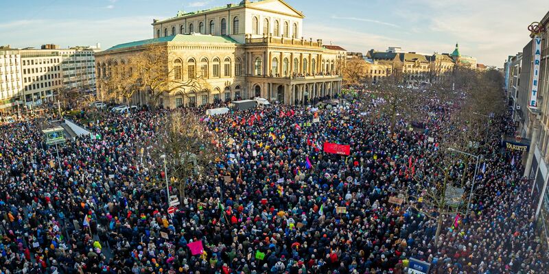 Zahlreiche Menschen nehmen an einer Demonstration gegen Rechtsextremismus in Hannover teil. Aber wie viele eigentlich genau? - Foto: Moritz Frankenberg/dpa