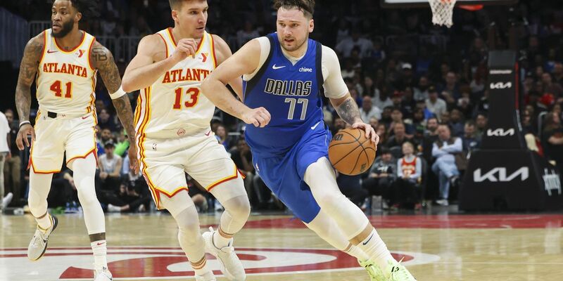 Luka Doncic (r) wird hier von Atlantas Bogdan Bogdanovic verteidigt. - Foto: Jason Getz/TNS via ZUMA Press Wire/dpa