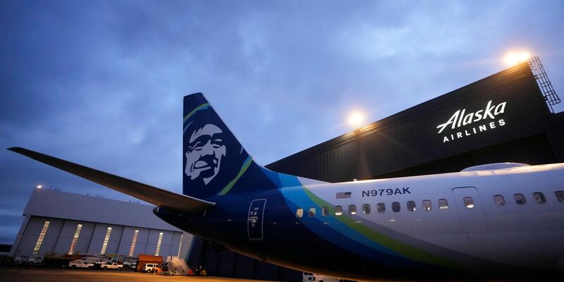 Eine Boeing 737-9 Max von Alaska Airlines wartet auf die Inspektion. - Foto: Lindsey Wasson/AP