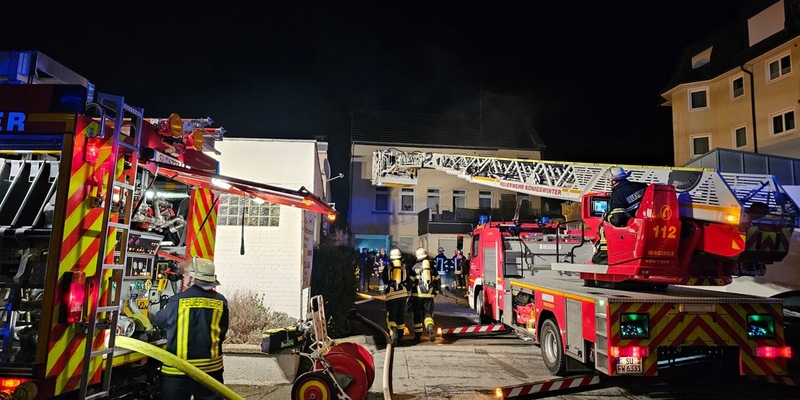 FW Königswinter: Wohnungsbrand in Königswinter Altstadt - Feuerwehr rettet zwei Menschen, eine Person wird tot geborgen - Foto: presseportal.de