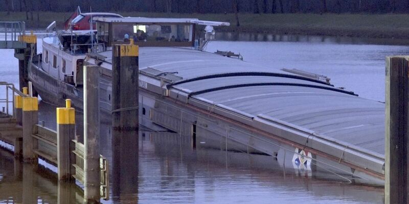 Vor einer Schleuse auf dem Dortmund-Ems-Kanal ist ein Getreidefrachter mit Wasser vollgelaufen. - Foto: NWM-TV/dpa