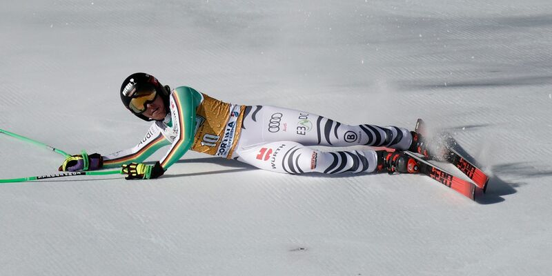 Kira Weidle verliert an einer Bodenwelle die Balance und stürzt. - Foto: Gabriele Facciotti/AP/dpa