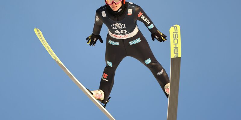 Kam beim Weltcup im slowenischen Ljubno auf den zehnten Rang: Skispringerin Katharina Schmid. - Foto: Geir Olsen/ntb/dpa/Archivbild