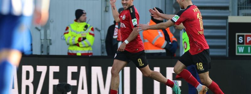 Wiesbadens Thijmen Goppel (l) feiert mit Mitspieler Ivan Prtajin sein Tor zum 3:1 gegen Hertha BSC. - Foto: Jörg Halisch/dpa