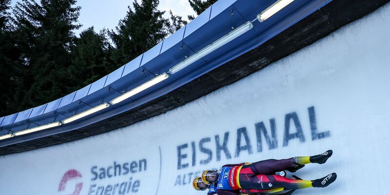 Die Rodler Tobias Wendl und Tobias Arlt fahren die Bahn hinab. - Foto: Jan Woitas/dpa