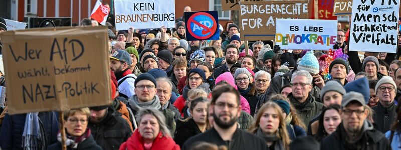 Teilnehmer der Demonstration «Nie wieder ist jetzt!» in Frankfurt (Oder). - Foto: Patrick Pleul/dpa