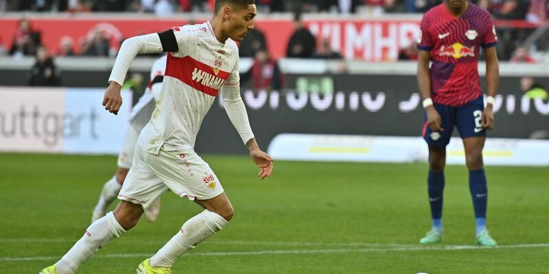 Stuttgarts Enzo Millot sorgt per Elfmeter für die 1:0-Führung des VfB. - Foto: Jan-Philipp Strobel/dpa