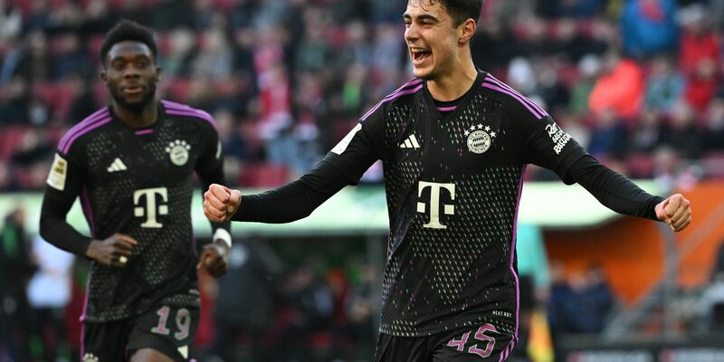 Bayerns Aleksandar Pavlovic (r) durfte sich gegen Augsburg über seinen ersten Treffer im Profi-Bereich freuen. - Foto: Sven Hoppe/dpa